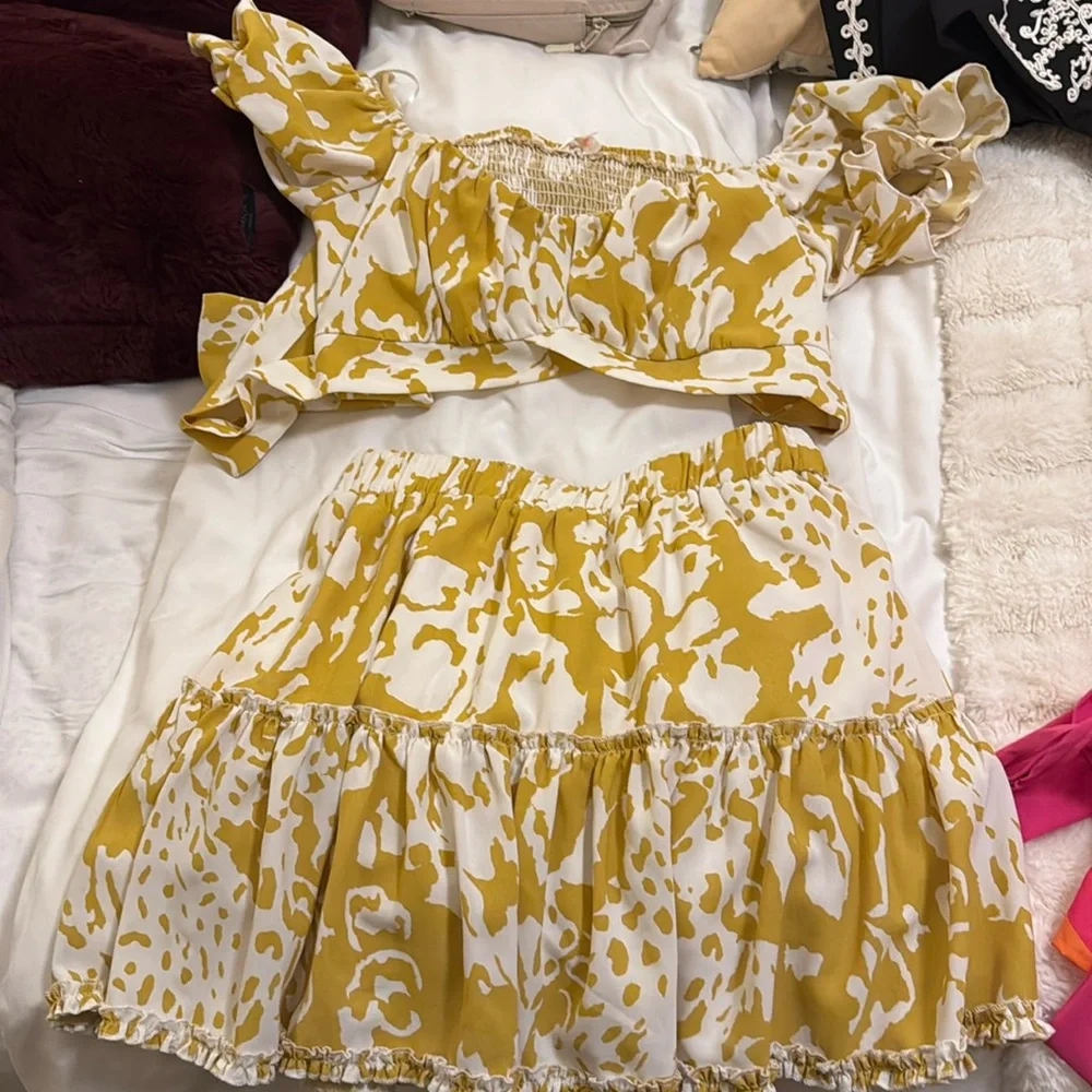 Yellow set - Picture 1 of 6